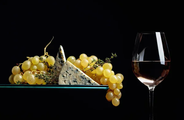 Copo de vinho branco com lanches. Uvas com queijo azul e teu — Fotografia de Stock