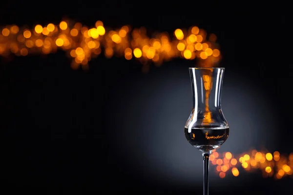 Vaso de bebida alcohólica fuerte sobre un fondo oscuro . —  Fotos de Stock