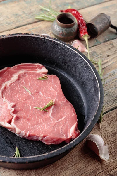 Biefstuk met rozemarijn. — Stockfoto