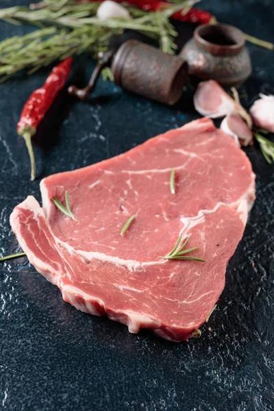 Biefstuk met kruiden. — Stockfoto