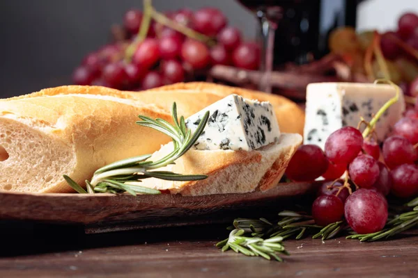 Pain au fromage bleu et romarin sur une table en bois . — Photo