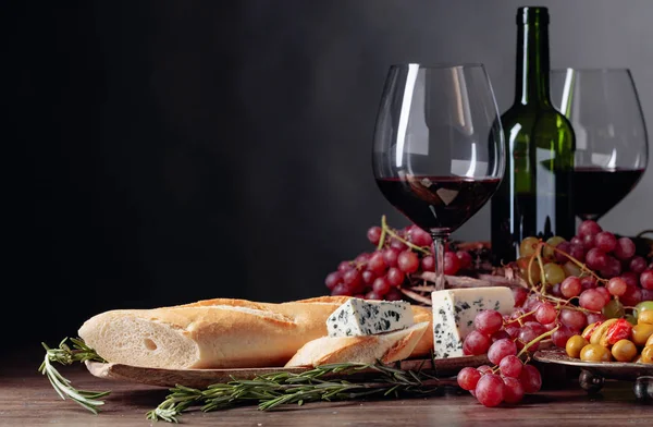 Pan con queso azul, aceitunas y romero sobre fondo oscuro — Foto de Stock