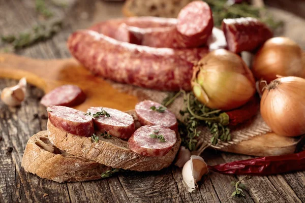 Salsiccia con pane e spezie . — Foto Stock