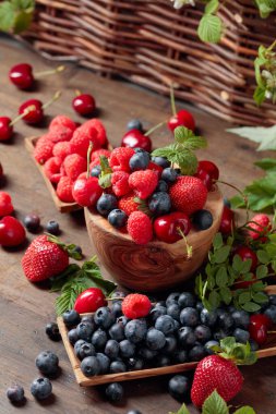 Yapraklı çeşitli meyveler.