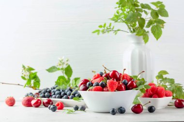 Yapraklı çeşitli meyveler.