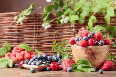 Yapraklı çeşitli meyveler.