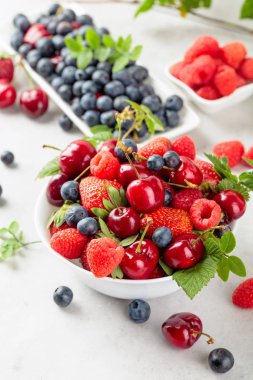 Yapraklı çeşitli meyveler.