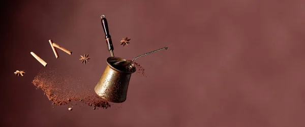 老旧的铜咖啡制造商和一个勺子与地面咖啡在运动 洒在地上的咖啡和豆子在动 棕色背景 复制空间 — 图库照片