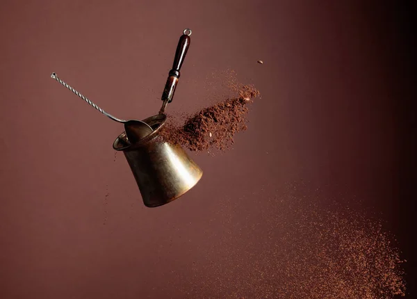 Cafeteira Cobre Velha Uma Colher Com Café Moído Movimento Despejou — Fotografia de Stock