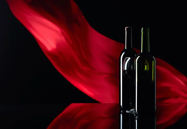 Sklenice Víno Láhve Červeného Vína Černém Reflexním Pozadí Větru Třepotá — Stock fotografie