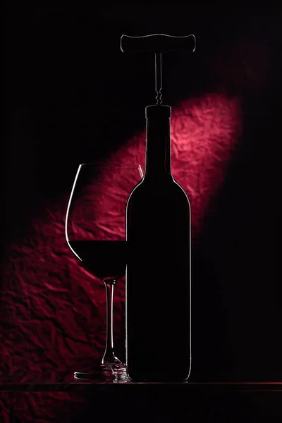 Botella Con Sacacorchos Copa Vino Tinto Sobre Fondo Rojo Oscuro — Foto de Stock