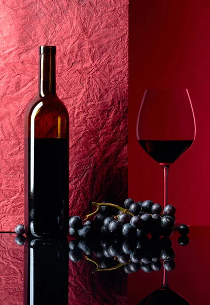 Bottiglia Bicchiere Vino Rosso Tavolo Nero Spazio Libero Testo Concentrarsi — Foto Stock