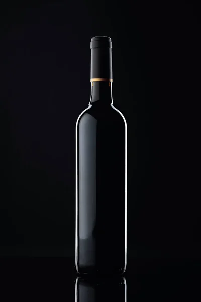 Botella Vino Tinto Sobre Fondo Negro Reflectante —  Fotos de Stock