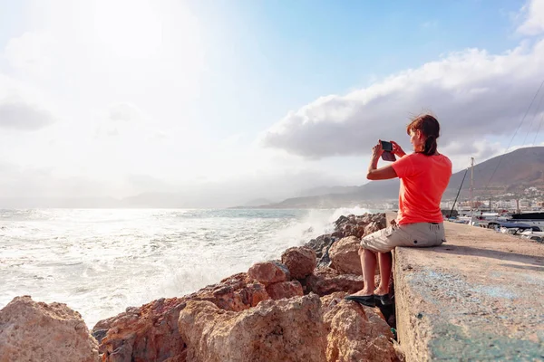Atraktivní Dospělá Cestujícímu Žena Používá Mobilní Telefon Fotografovat Krásnou Mořskou — Stock fotografie