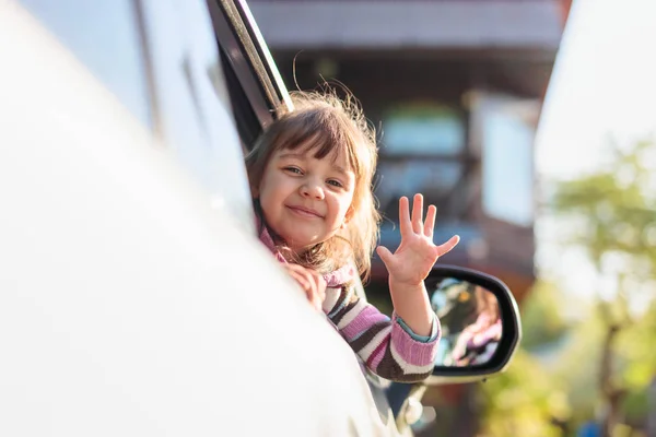 Jolie Petite Fille Dans Voiture Regardant Par Fenêtre Voiture Saluant — Photo