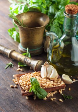 Eski pirinç havan, sarımsak, çam fıstığı ve yeşil fesleğen..