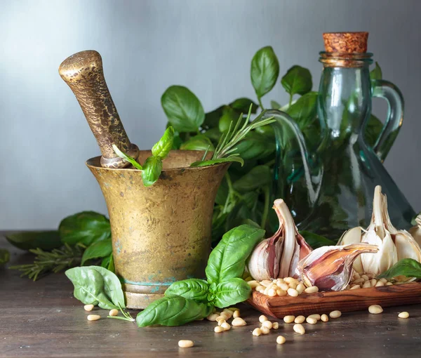 Oude Messing Mortel Met Knoflook Pijnboompitten Groene Basilicum Een Oude — Stockfoto