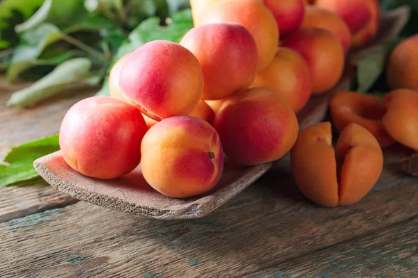 Sappige Abrikozen Met Bladeren Een Oude Houten Tafel — Stockfoto
