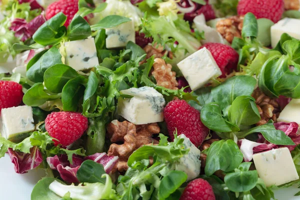 Salada Verde Verão Com Ervas Queijo Azul Framboesa Nozes Deliciosa — Fotografia de Stock