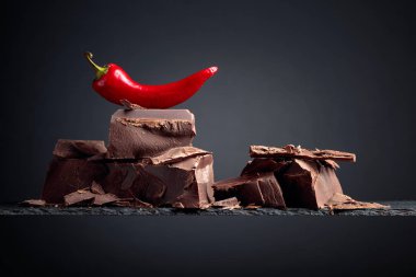 Kırmızı biberli siyah çikolata. Boşluğu kopyala.