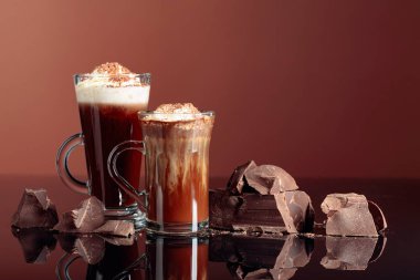 Krem şantili ve siyah çikolatalı sıcak çikolata. Boşluğu kopyala.