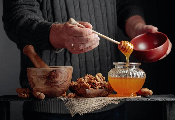 Man Tröja Förbereder Frukost Med Valnötter Och Honung — Stockfoto