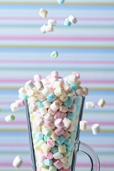 Pequeños Malvaviscos Coloridos Taza Vidrio Sobre Fondo Rayado Copiar Espacio —  Fotos de Stock