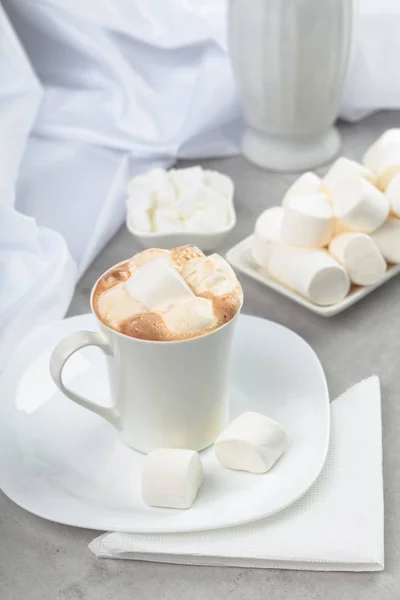 热巧克力加棉花糖和白杯子 — 图库照片