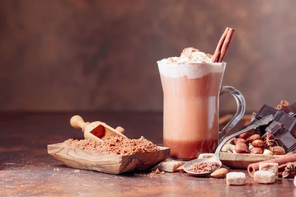 Ζεστή Σοκολάτα Κρέμα Γάλακτος Κανέλα Κομμάτια Σοκολάτας Και Διάφορα Μπαχαρικά — Φωτογραφία Αρχείου
