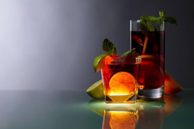 Limonlu buzlu çay, limon ve nane..