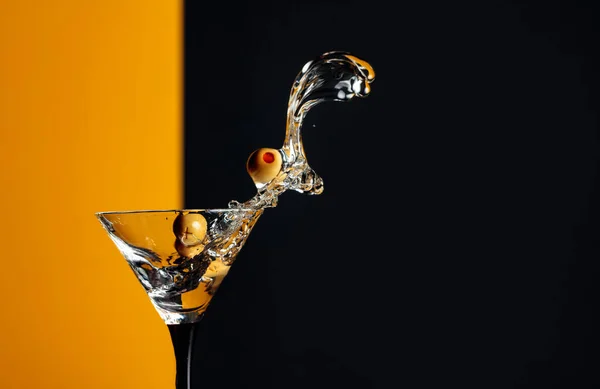 Martini Con Salpicaduras Aceitunas Verdes Copiar Espacio —  Fotos de Stock