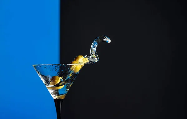 Martini Med Gröna Oliver Plask Kopiera Utrymme — Stockfoto