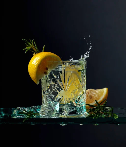 Gin Tonic Cocktail Con Limone Rosmarino Bevanda Gassata Con Pezzi — Foto Stock