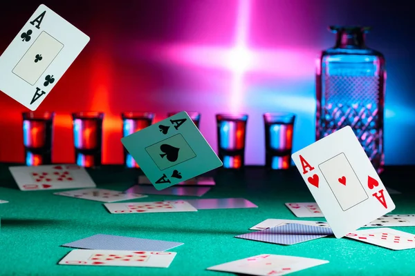 Las Cartas Caen Una Mesa Casino Concepto Juego Copiar Espacio — Foto de Stock