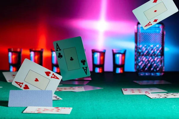 Las Cartas Caen Una Mesa Casino Concepto Juego Copiar Espacio — Foto de Stock