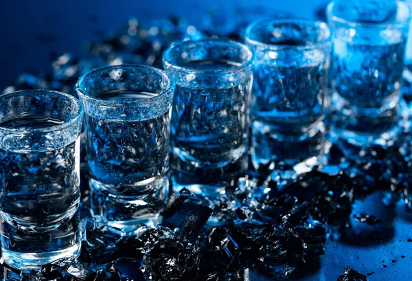 Bicchieri Umidi Vodka Con Ghiaccio Uno Sfondo Riflettente Nero Focus — Foto Stock