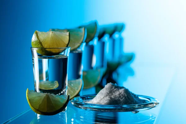 Tequila Tranches Sel Lime Sur Fond Bleu — Photo