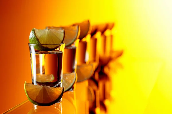 Tequila Plastry Limonki Żółtym Tle — Zdjęcie stockowe