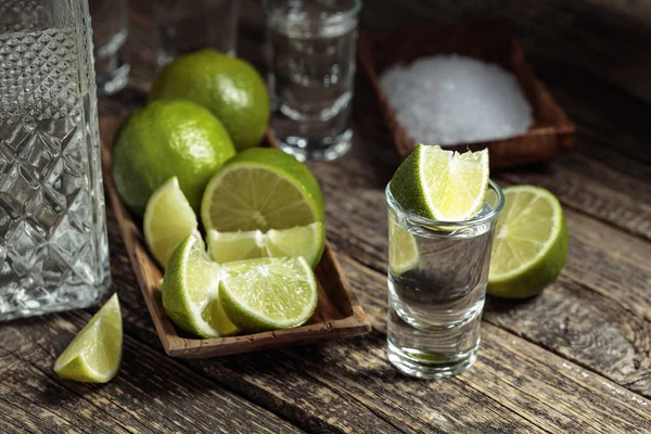 Tequila Con Rodajas Sal Lima Sobre Una Vieja Mesa Madera — Foto de Stock