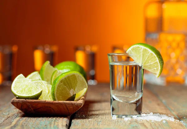 Tequila Mit Salz Und Limettenscheiben Auf Einem Alten Holztisch Kopierraum — Stockfoto