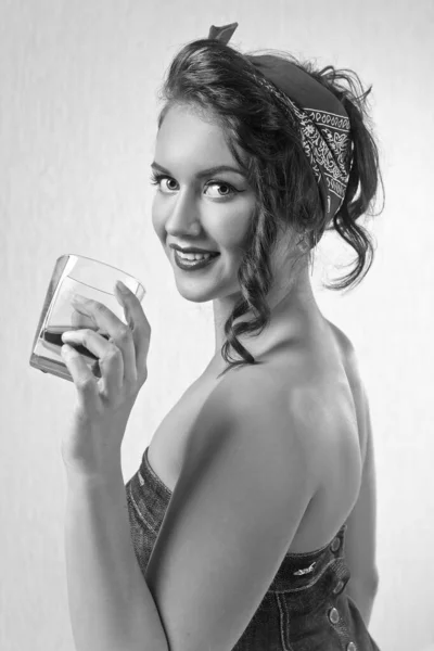 Bella Donna Con Bicchiere Whisky Bianco Nero — Foto Stock