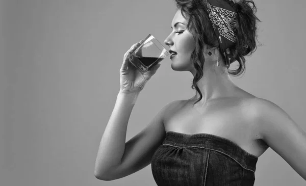 Vacker Kvinna Med Ett Glas Whisky Svart Och Vitt — Stockfoto
