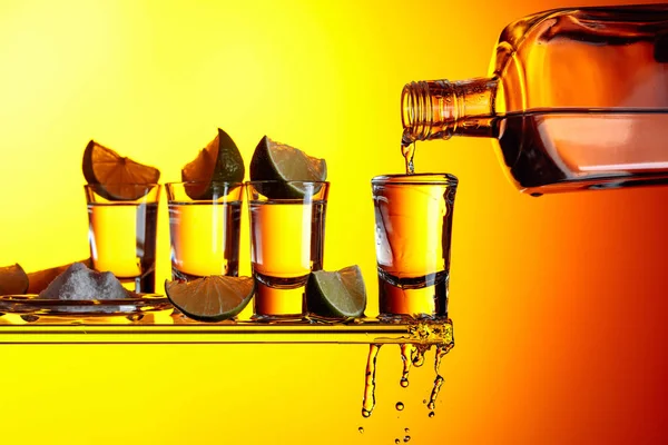 Tequila Tranches Sel Lime Sur Fond Jaune Verser Une Boisson — Photo