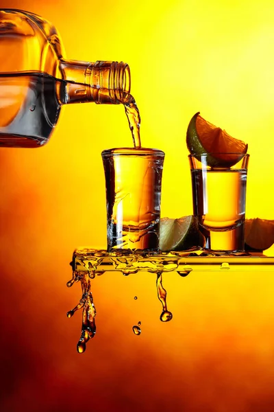 Tequila Med Lime Skivor Gul Bakgrund Häll Stark Alkoholhaltig Dryck — Stockfoto