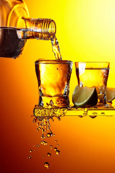 Tequila Med Lime Skivor Gul Bakgrund Häll Stark Alkoholhaltig Dryck — Stockfoto