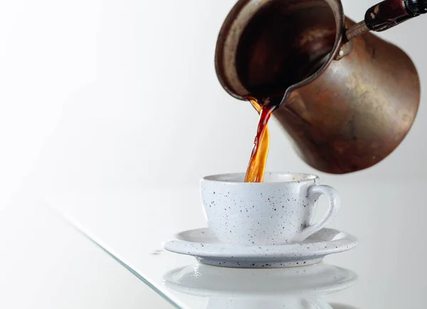 Черный Кофе Керамической Чашке Стеклянном Столе Кофе Наливают Кофеварки Чашку — стоковое фото
