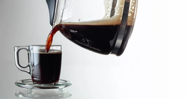 Svart Kaffe Glaskopp Ett Glasbord Kaffe Hälls Från Kaffebryggaren Kopp — Stockfoto