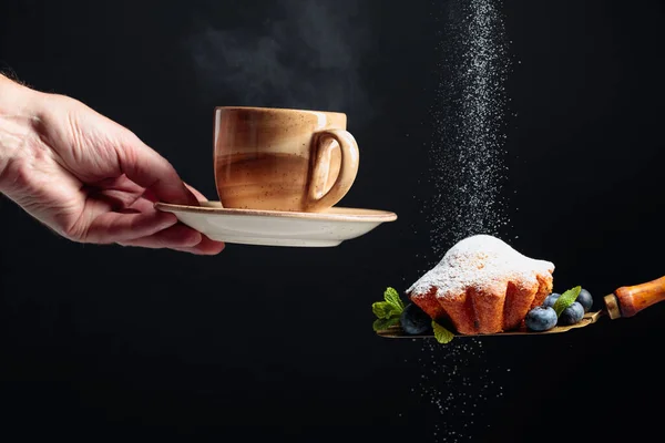 블루베리랑 민트에 가루뿌린 머핀이랑 뜨거운 커피나 — 스톡 사진
