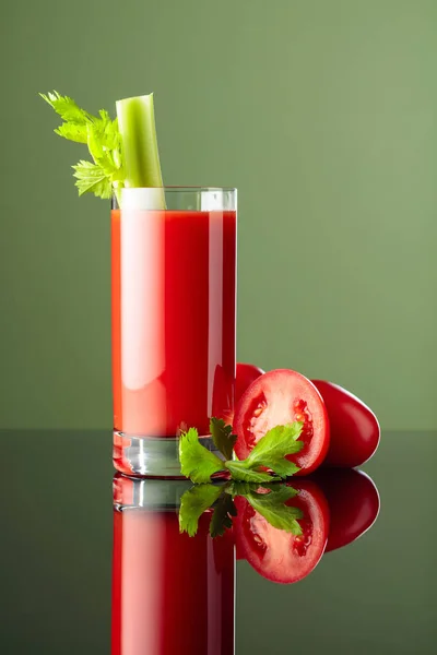 Verre Jus Tomate Avec Céleri Sur Fond Vert — Photo