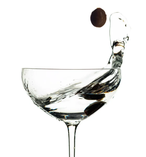 Martini Und Grüne Olive Glas Mit Spritzern Isoliert Auf Weißem — Stockfoto